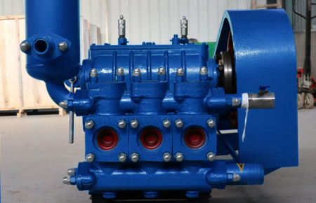 Bomba triplex de lodos gen&eacute;rica mostrando componentes principales